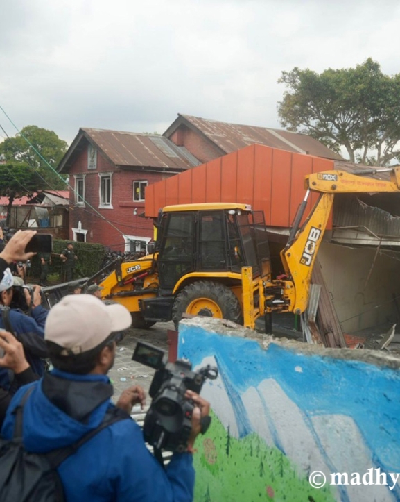 थापाथलीस्थित ट्राफिक प्रहरी प्रभागमा काठमाडौं महानगरले चलायो डोजर (तस्बिरहरू)