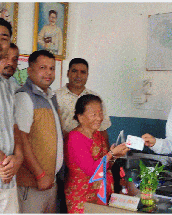 गाउँपालिका अध्यक्ष संरक्षक बनेर नागरिकता प्रदान  