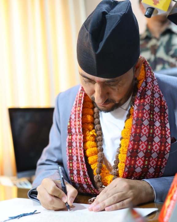 सञ्चारमन्त्री खरेलद्वारा पदभार ग्रहण
