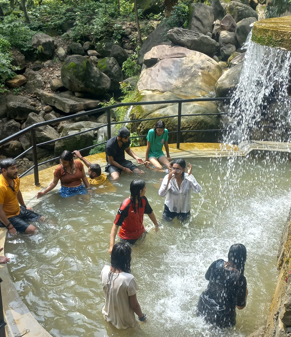 पर्यटकको आकर्षक गन्तव्य बन्दै आमपानी झरना