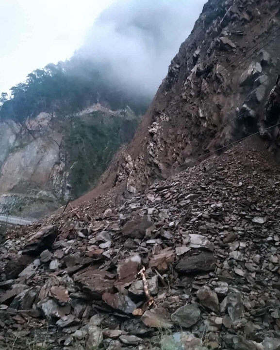 पहिरोका कारण नारायणगढ–मुग्लिन सडक अवरुद्ध