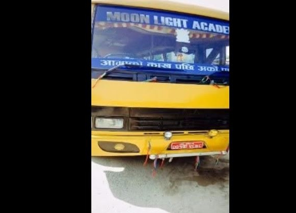 स्कुल बसको ठक्करबाट दुई वर्षीया बालिकाको मृत्यु