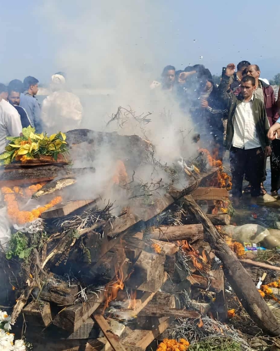 महाकालीको किनारमा विपीनको दाहसंस्कार