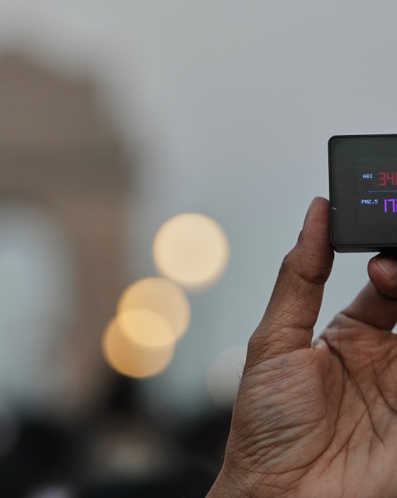 दिल्लीमा वायु प्रदूषण चरम स्तरमा, सडकमा विरोध