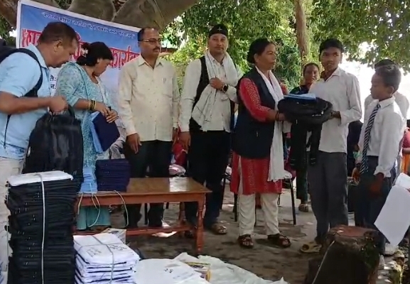 राजापुर र गेरुवाका ५२८ विद्यार्थीलाई छात्रवृत्ति सामग्री वितरण