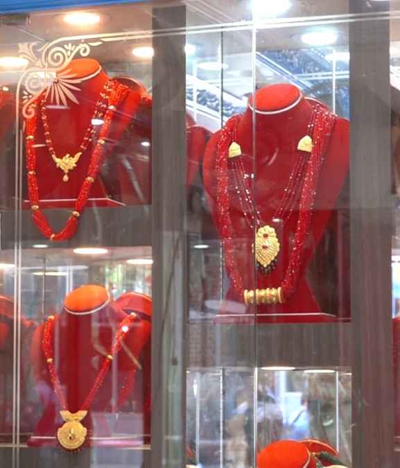 सुनको भाउ स्थिर, चाँदीको बढ्यो