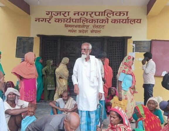 समयमै सामाजिक सुरक्षा भत्ता नपाएपछि नगरपालिकामा तालाबन्दी
