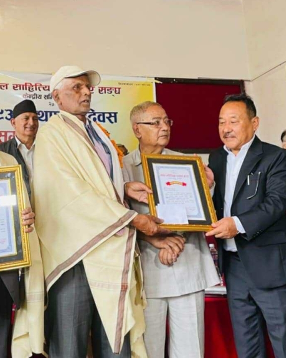 साहित्यिक पत्रकार संघद्वारा पन्थी र साह सम्मानित