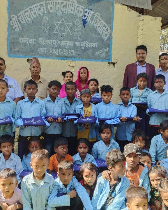 विद्यार्थीलाई विद्यालय पोसाक वितरण