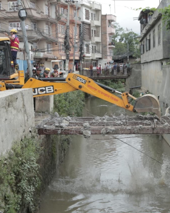 मनमती खोलामाथि बनेका संरचनामाथि महानगरको डोजर