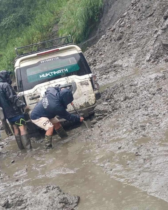 पहिरोले बेनी–जोमसोम सडकको यात्रा असहज बन्दै