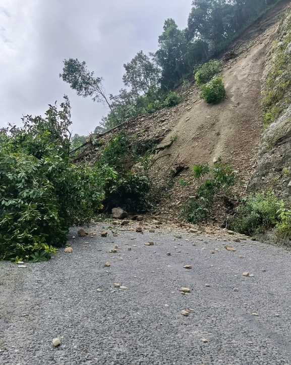 पहिरोले मध्यपहाडी लोकमार्ग अवरुद्ध