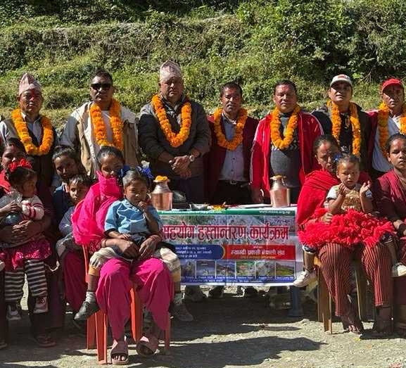 मोना कतारले गर्‍यो विद्यार्थीलाई न्यानो कपडा वितरण