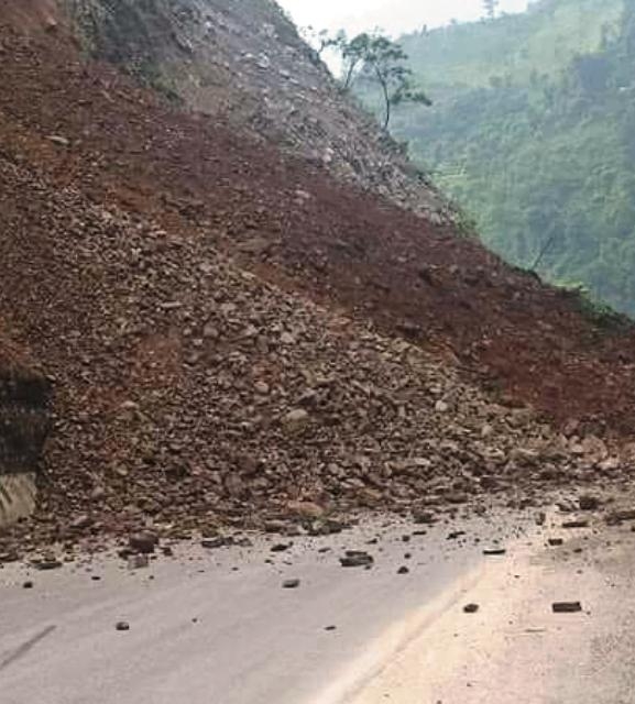 पहिरोले सात राजमार्ग अवरुद्ध