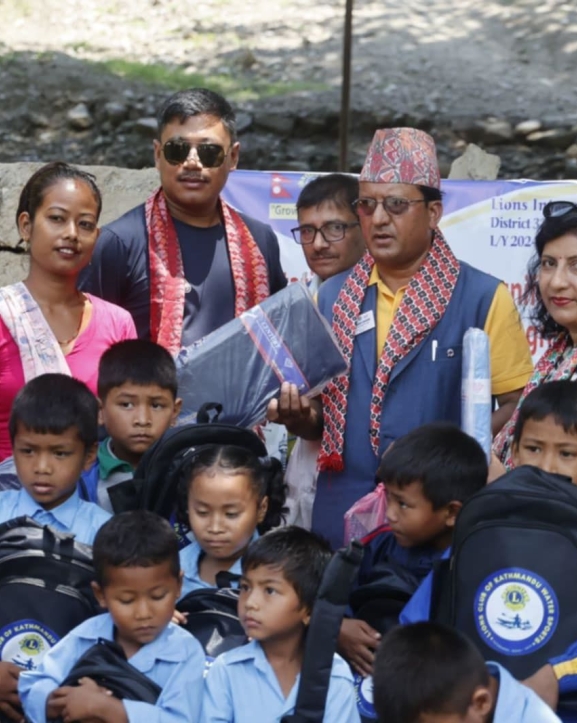 लायन्स क्लबको सहयोगमा सिन्धुपाल्चोकका विद्यार्थीलाई शैक्षिक सामग्री