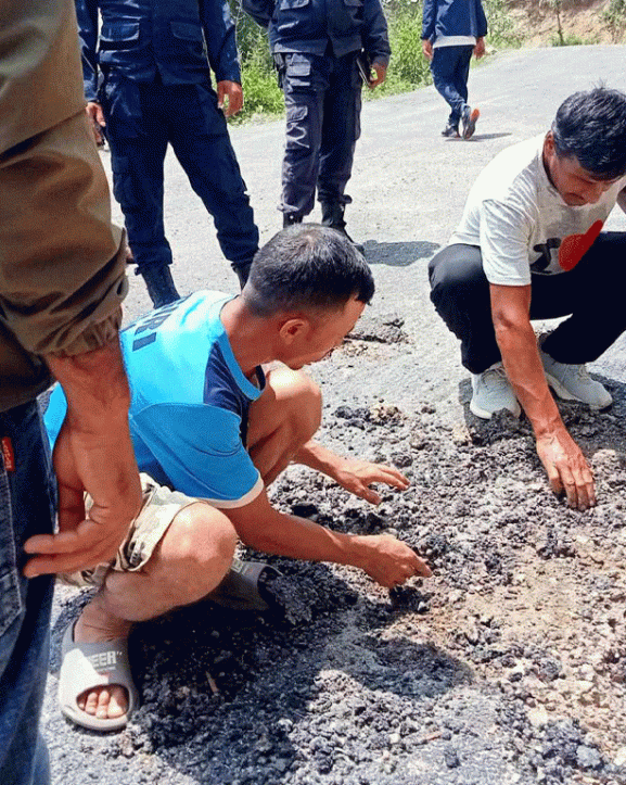 कालोपत्र गरिएको सडक महिना दिन नपुग्दै भत्किएपछि…