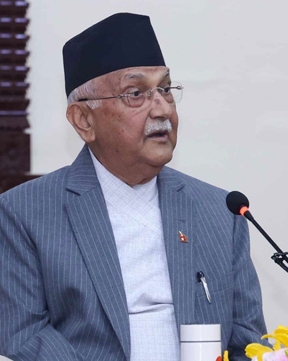 पत्रकार सम्मेलन गर्दै ओली