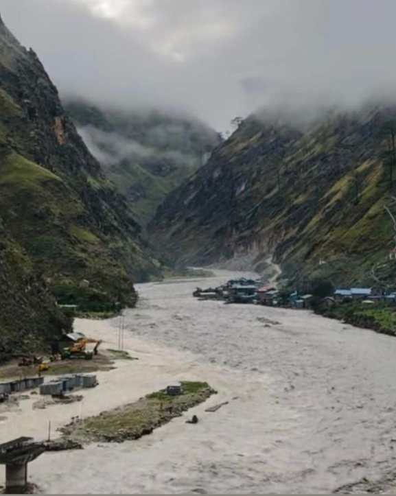 ठुली भेरी नदीमा बढ्दो बहाव : त्रिवेणीमा निर्माणाधीन पक्की पुलको क्याम्पसाइटमा क्षति