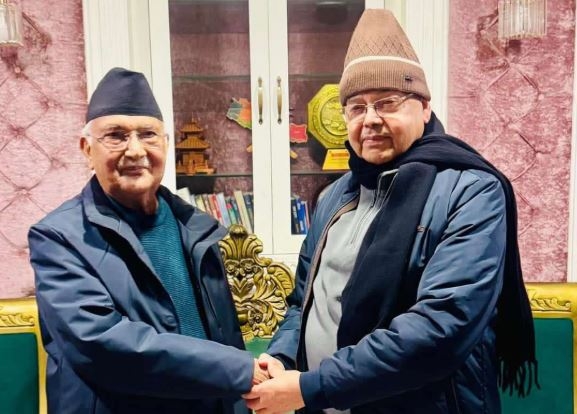 पूर्वप्रधानमन्त्रीद्वय खनाल र ओलीबीच भेट, पछिल्लो राजनीतिक अवस्थाबारे पनि छलफल