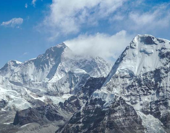 मकालु आधार शिविर घुम्न गएका पुरुषको लेक लागेर मृत्यु