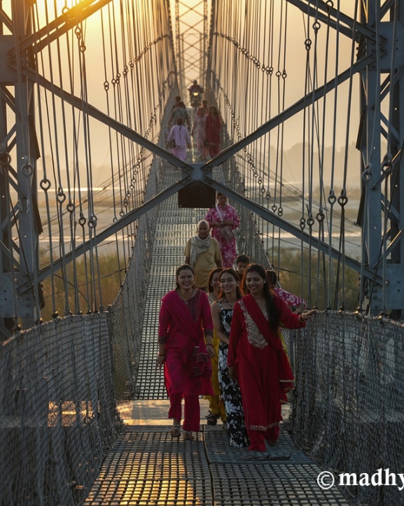 सुविधासँगै पर्यटक पनि तानिरहेको दोधारा चाँदनी पुल (तस्बिरहरू)