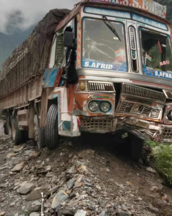ट्रकमा ढुङ्गा खस्दा तीन जना घाइते
