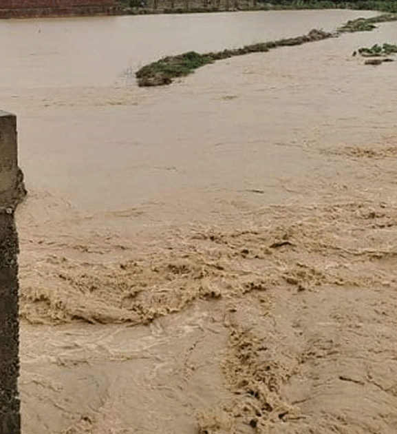 रातो नदीले तटबन्ध भत्काउँदा १५ करोड क्षति