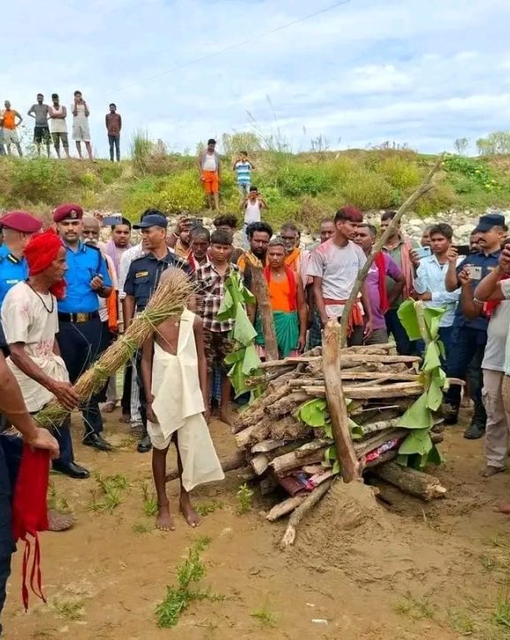 भोटेकोशी बाढी: बेपत्ता प्रहरी हवल्दारको दाहसंस्कार, ७ वर्षीय छोराले कुशको शवमा दिए दागबत्ती