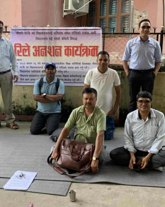 शिक्षक सरुवालाई लिएर गौमती माविमा तनाव, शिक्षकहरू रिले अनशनमा