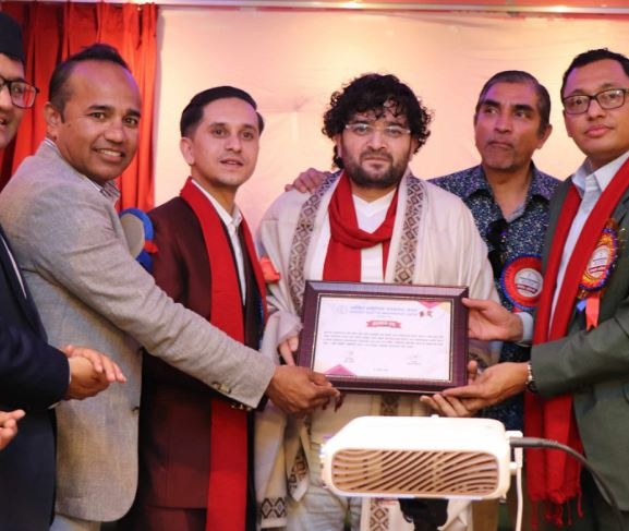 कतारमा नवोदित पत्रकार सम्मानमार्फत मध्यान्हकर्मी पौडेल सम्मानित 