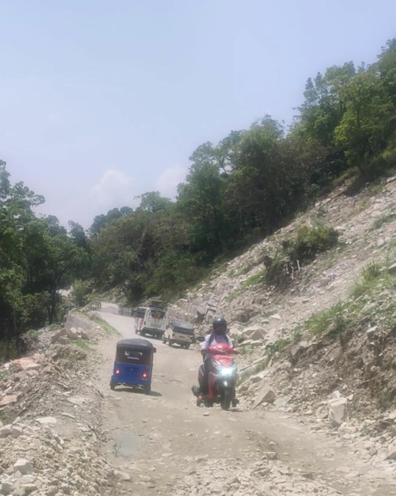 जोखिम बन्दै बेँसी सहर-चामे सडक यात्रा