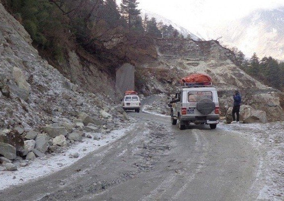 लेदोसहितको पहिरोले जोमसोम-कोरला सडक पूर्ण रूपमा अवरुद्ध