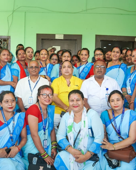 स्वास्थ्य स्वयंसेविकालाई मोबाइल फोन वितरण