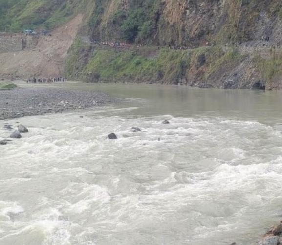 तुइन चुडिँदा महाकालीमा खसेर एक जना बेपत्ता