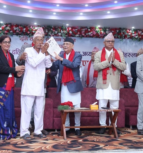 प्रधानमन्त्रीद्वारा भूमिहीन दलित एवं सुकुमबासीलाई जग्गाधनी पुर्जा वितरण