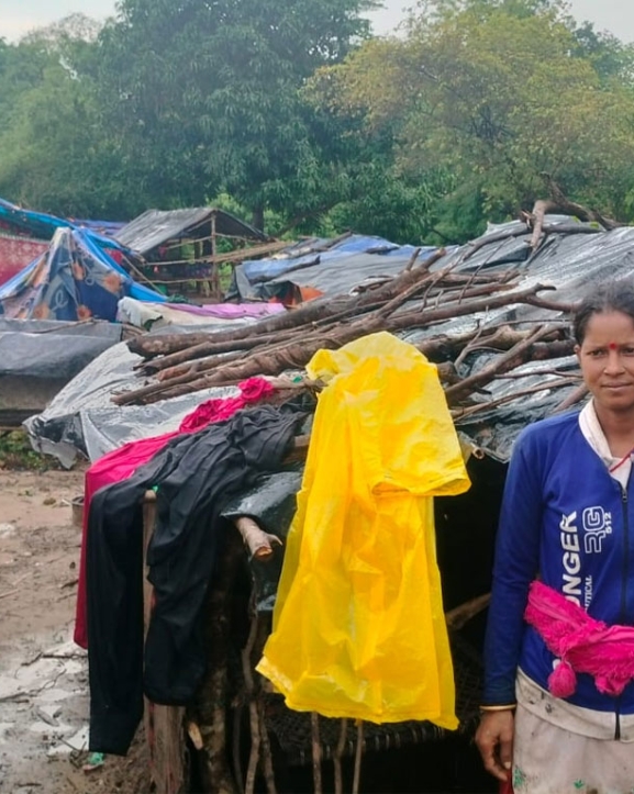 बाढीको जोखिमले राजमार्ग छेउ बस्न बाध्य वनहराका भूमिहीन परिवार
