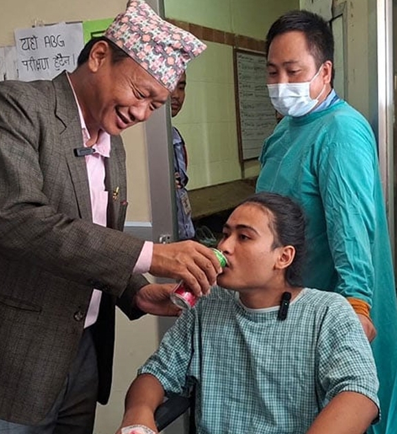 धरानमा शिक्षक माग्दै अनशन बसेका रोजनले तोडे अनशन, पाँचबुँदे सहमति