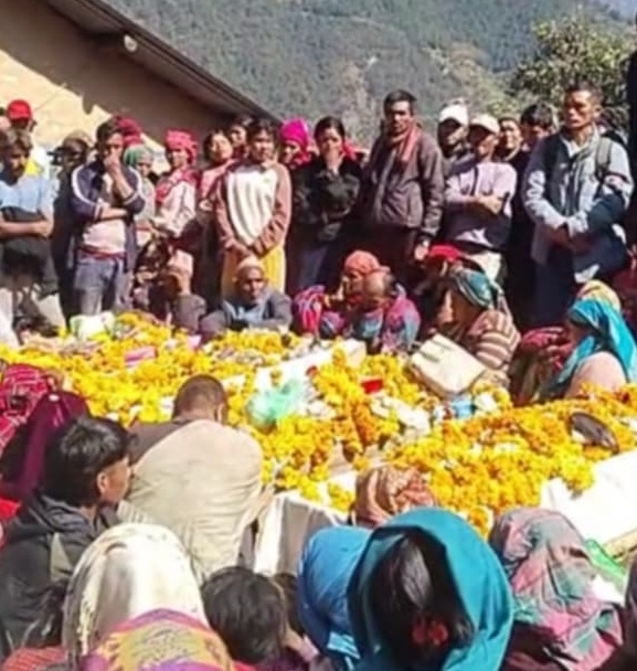 रुकुम पश्चिम जिप दुर्घटना : मृतक आठ जनाको गरियो अन्त्येष्टि