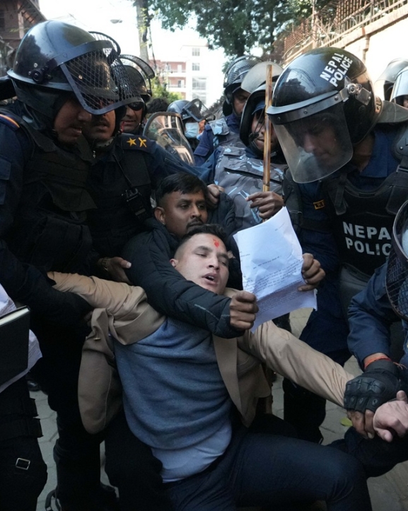 सिंहदरबार अगाडि जेनजी युवाको प्रदर्शन, प्रहरीसँग धकेलाधकेल