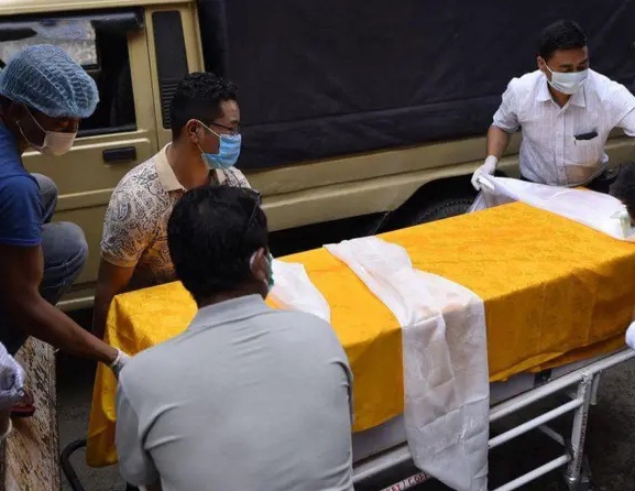 दसैंको मुखमा प्रियजनको शव कुर्दै आफन्त