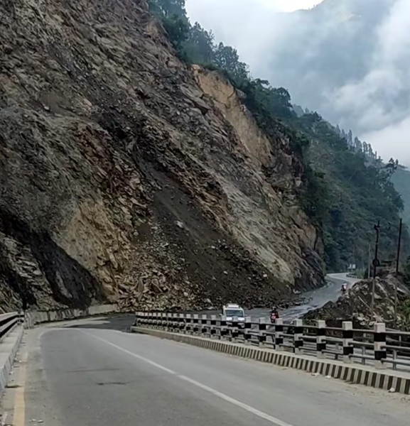 धादिङको जवाङ खोलामा पहिरो, मुग्लिन–नागढुंगा सडकखण्ड अवरुद्ध