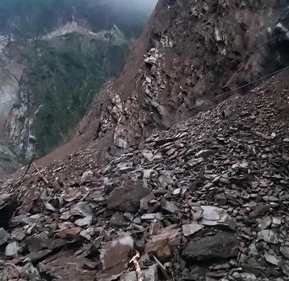 तुइन खोला क्षेत्रको पहिरोः पोखरा–काठमाडौं यातायात समेत प्रभावित