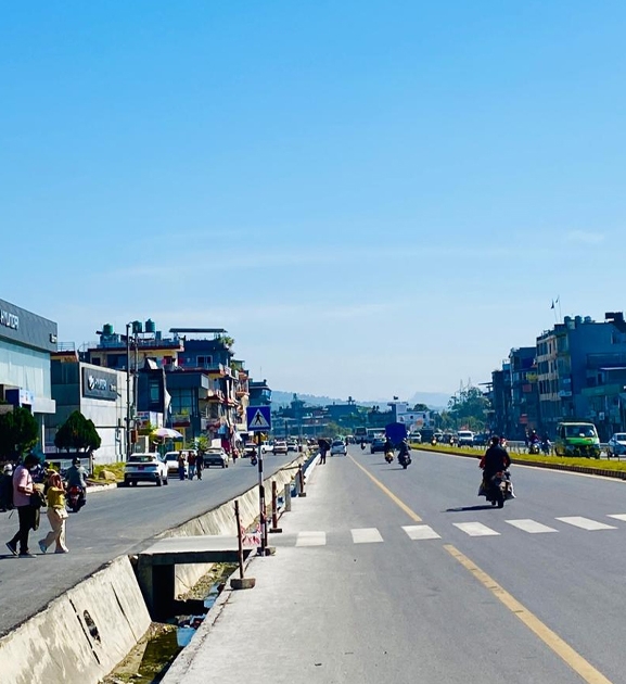 पोखरामा जीर्ण पोल र गुजुल्टिएका तार हटाएपछि फर्किएको सौन्दर्य