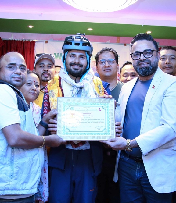 विश्व साइकलयात्री निरञ्जन कतारमा सम्मानित