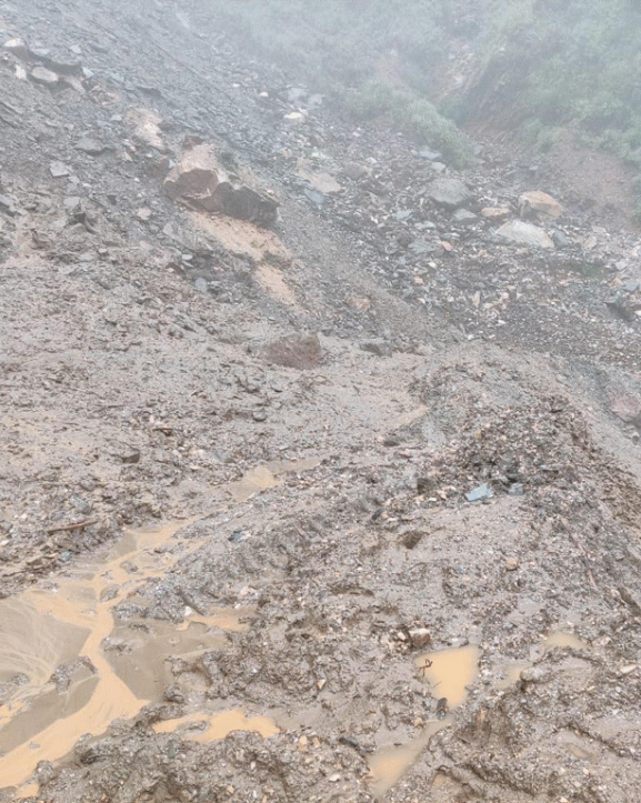 बाढीपहिरोले १२ राजमार्ग अवरुद्ध, १६० एकतर्फी सञ्चालन