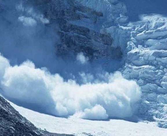 हिम पहिरोमा परी पाँच विदेशीसहित सातको मृत्यु