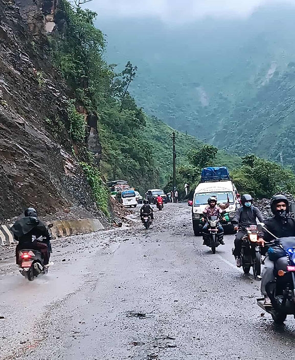 नारायणगढ–मुग्लिन सडकखण्डमा सहज रूपमा यातायात सञ्चालन