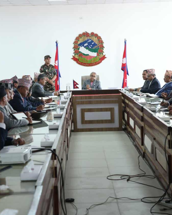 प्रधानमन्त्रीसँग सबै मन्त्री र सचिवहरूको बैठक जारी