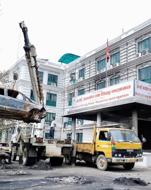 सिंहदरबारबाट आगजनी गरिएका सवारीसाधन हटाइँदै