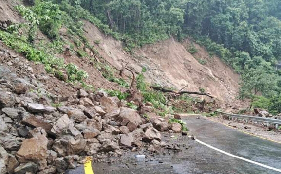 वर्षाले ९ राजमार्ग अवरुद्ध